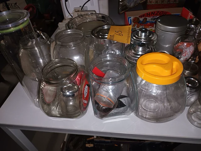 Lot 65 - bewaarpotten en pepermolens. 25 stuks - afbeelding 4 van  4