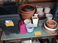 Lot 65 - bloempotten - afbeelding 1 van  3
