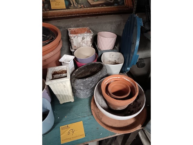 Lot 65 - bloempotten - afbeelding 3 van  3