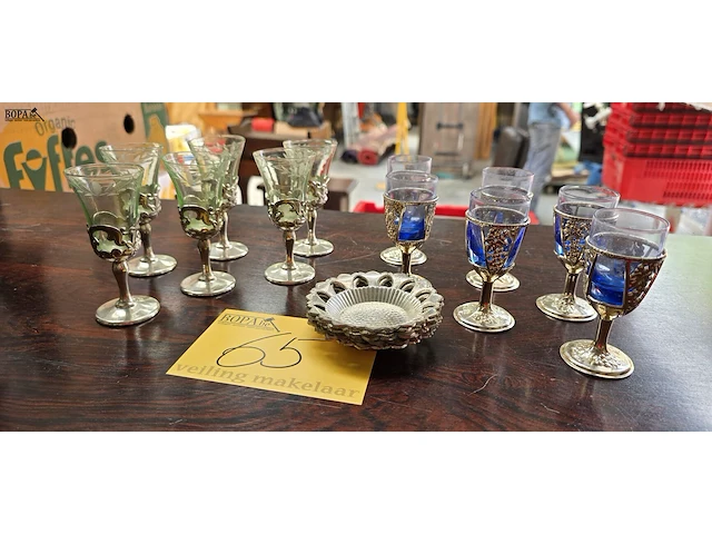 Lot 65 - druppelglaasjes in voet en schaaltjes - afbeelding 1 van  3