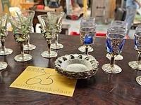 Lot 65 - druppelglaasjes in voet en schaaltjes - afbeelding 1 van  3