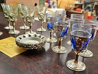 Lot 65 - druppelglaasjes in voet en schaaltjes - afbeelding 3 van  3