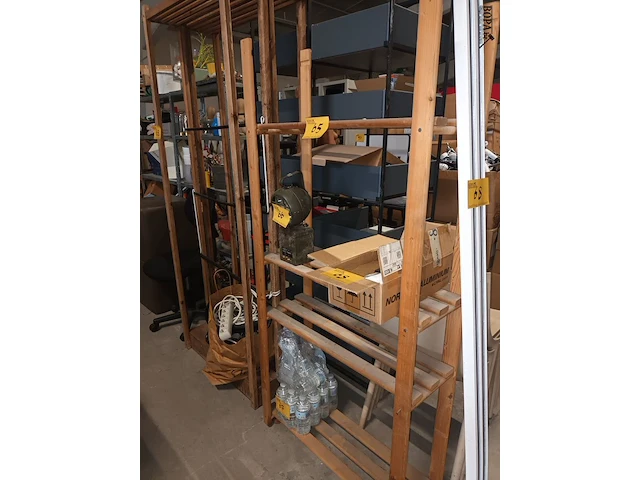 Lot 65 - houten rek - afbeelding 1 van  3
