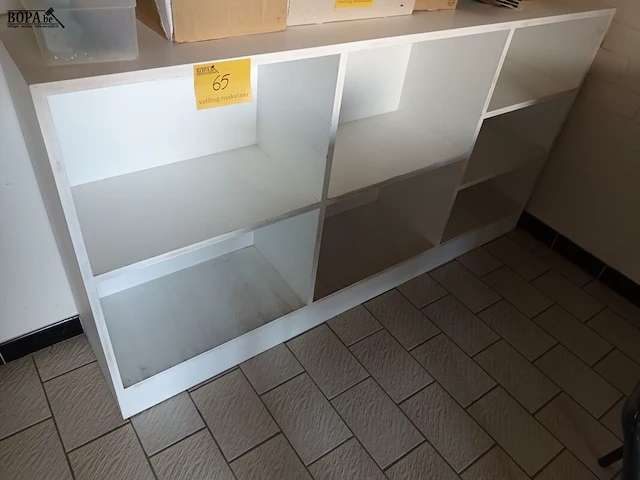 Lot 65 - houten vakkenkast - afbeelding 1 van  3
