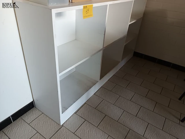 Lot 65 - houten vakkenkast - afbeelding 2 van  3