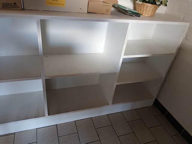Lot 65 - houten vakkenkast - afbeelding 3 van  3