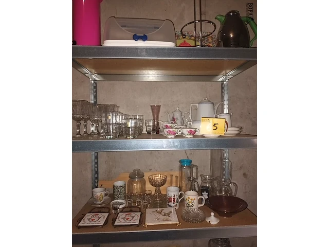 Lot 65 - huisraad. inhoud rek - afbeelding 2 van  7