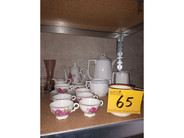 Lot 65 - huisraad. inhoud rek - afbeelding 6 van  7