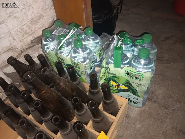 Lot 65 - leeggoed vleteren en flessen water - afbeelding 2 van  3