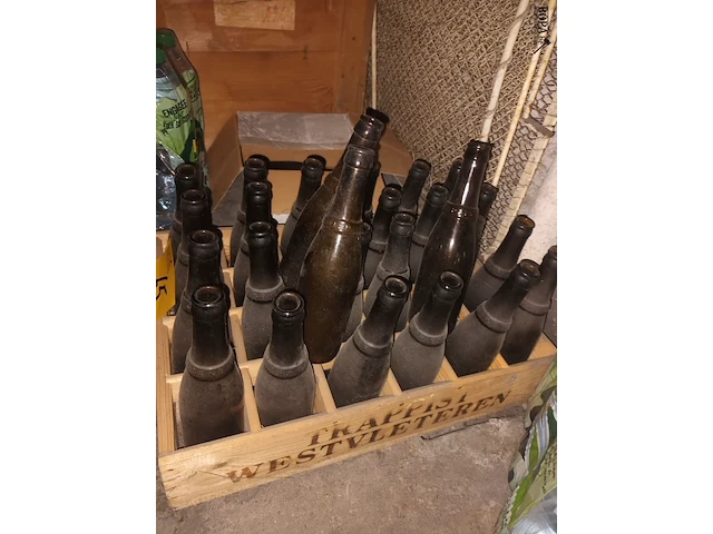 Lot 65 - leeggoed vleteren en flessen water - afbeelding 3 van  3