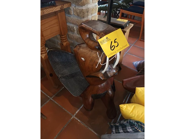 Lot 65 - olifant in hardhout - afbeelding 1 van  5