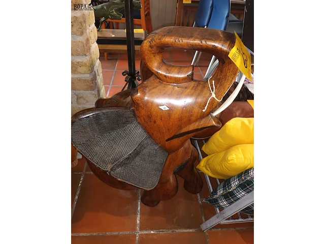 Lot 65 - olifant in hardhout - afbeelding 2 van  5
