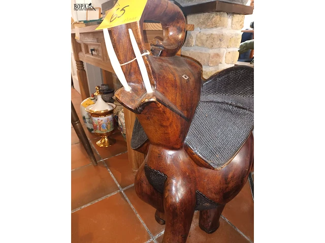 Lot 65 - olifant in hardhout - afbeelding 4 van  5