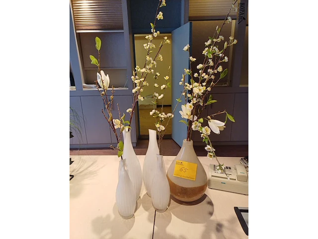 Lot 65 - vazen. 5 stuks - afbeelding 1 van  2