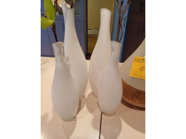 Lot 65 - vazen. 5 stuks - afbeelding 2 van  2
