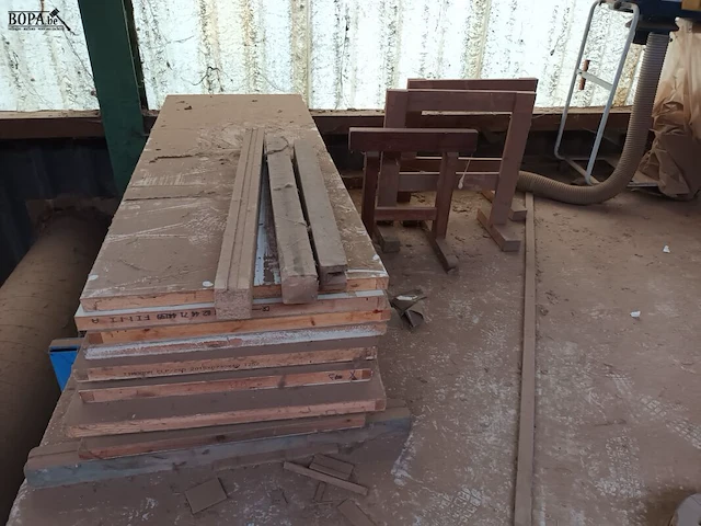 Lot 651 - groot lot hout en deuren - afbeelding 1 van  5