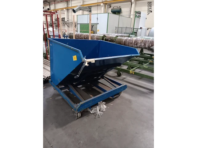 Lot 651 - kipcontainer op wielen - afbeelding 1 van  2