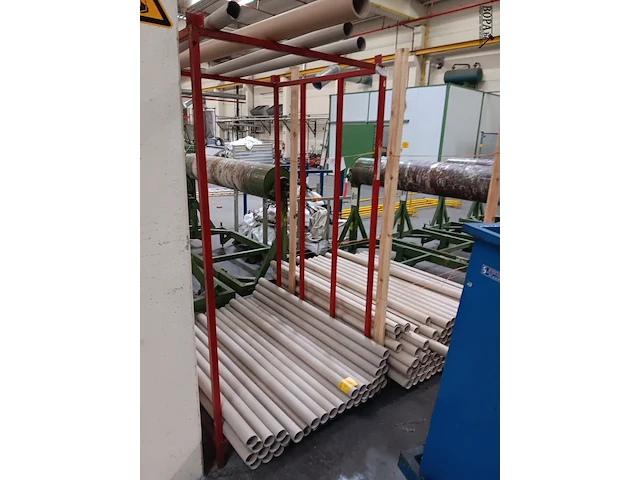 Lot 652 - kooi met kartonnen kokers. 2 stuks - afbeelding 1 van  2