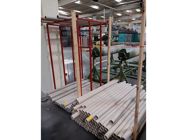 Lot 652 - kooi met kartonnen kokers. 2 stuks - afbeelding 2 van  2