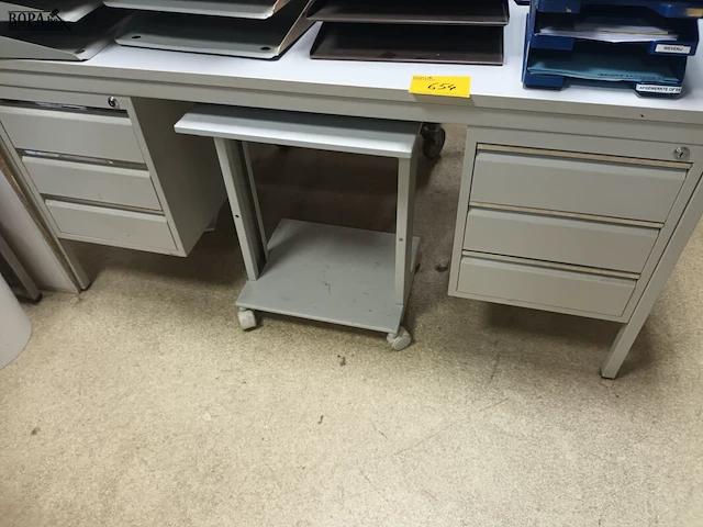 Lot 654 - bureau met bijzettafel - afbeelding 1 van  4