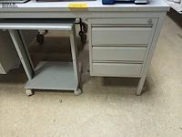 Lot 654 - bureau met bijzettafel - afbeelding 2 van  4