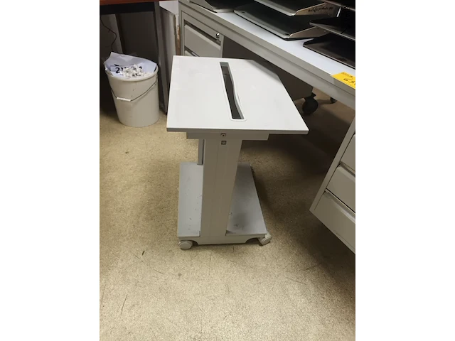 Lot 654 - bureau met bijzettafel - afbeelding 3 van  4