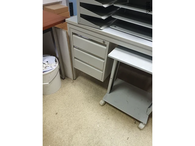 Lot 654 - bureau met bijzettafel - afbeelding 4 van  4