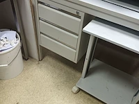 Lot 654 - bureau met bijzettafel - afbeelding 4 van  4