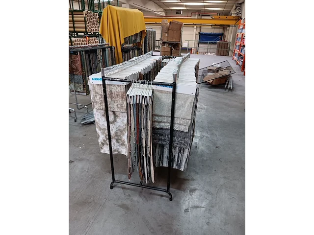 Lot 656 - kledingrekken. 4 stuks - afbeelding 1 van  7