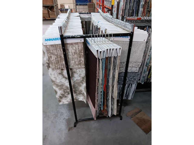 Lot 656 - kledingrekken. 4 stuks - afbeelding 3 van  7