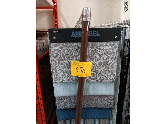 Lot 656 - kledingrekken. 4 stuks - afbeelding 4 van  7