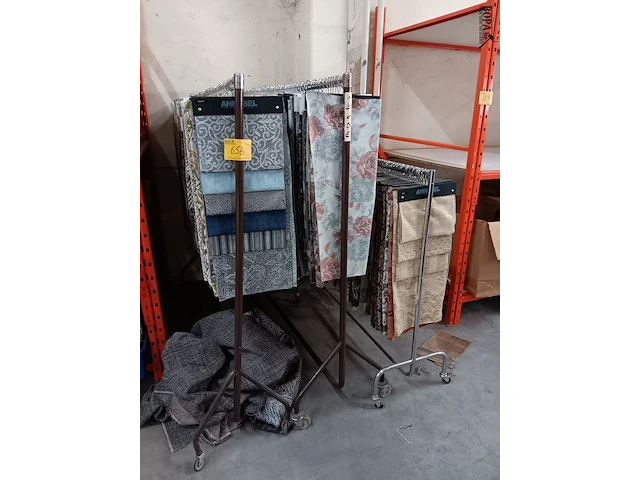 Lot 656 - kledingrekken. 4 stuks - afbeelding 5 van  7
