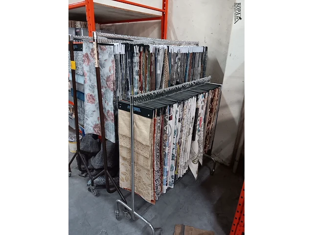 Lot 656 - kledingrekken. 4 stuks - afbeelding 6 van  7