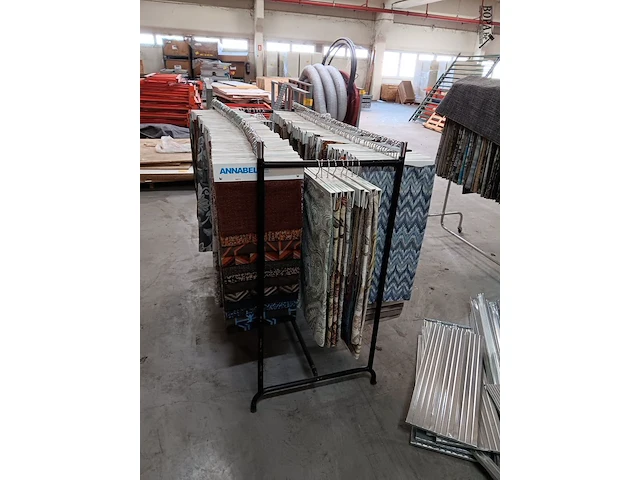 Lot 656 - kledingrekken. 4 stuks - afbeelding 7 van  7