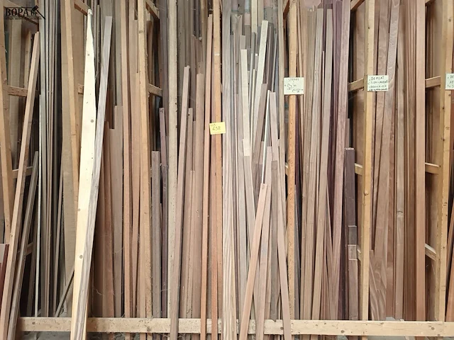 Lot 658 - lot houten latten en profielen - afbeelding 1 van  4