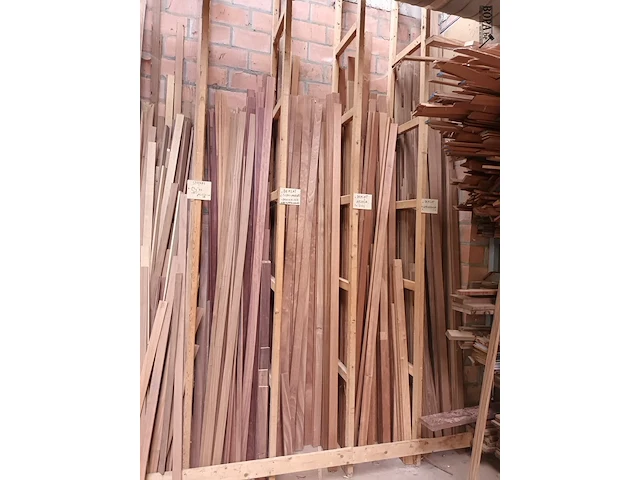 Lot 658 - lot houten latten en profielen - afbeelding 2 van  4