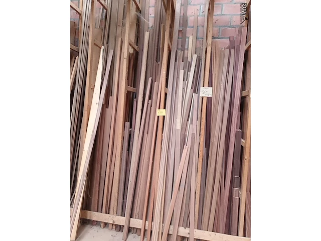 Lot 658 - lot houten latten en profielen - afbeelding 3 van  4