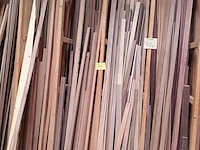 Lot 658 - lot houten latten en profielen - afbeelding 3 van  4