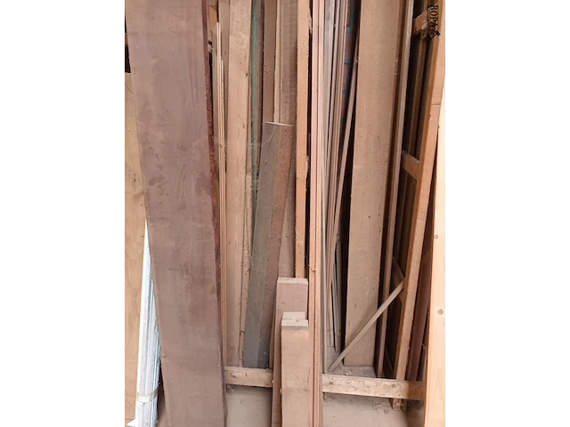 Lot 658 - lot houten latten en profielen - afbeelding 4 van  4