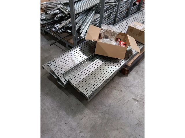 Lot 659 - metalen kooi met rek en kabelgoten - afbeelding 3 van  4