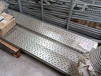 Lot 659 - metalen kooi met rek en kabelgoten - afbeelding 4 van  4
