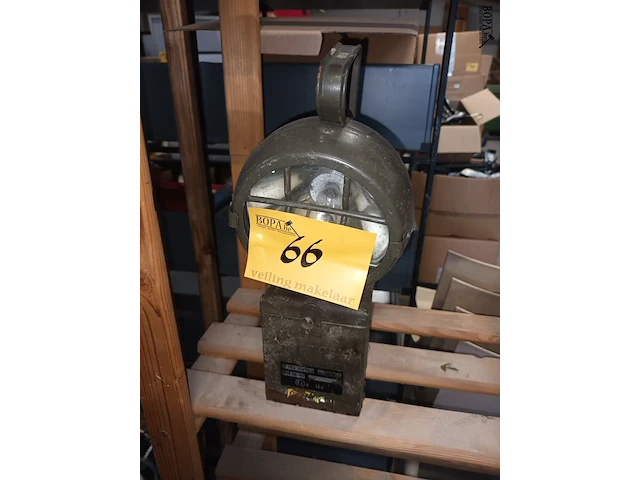 Lot 66 - antieke accu lamp eisenmann - afbeelding 1 van  4