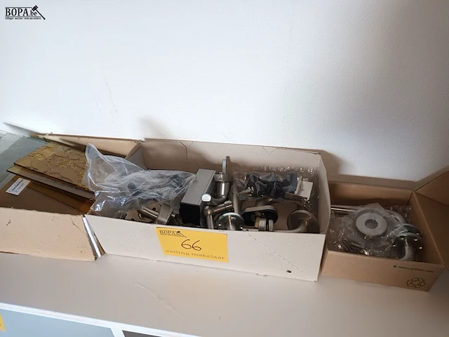 Lot 66 - deurklinken en glazen ruitjes - afbeelding 1 van  4