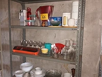 Lot 66 - huisraad. inhoud rek - afbeelding 1 van  5