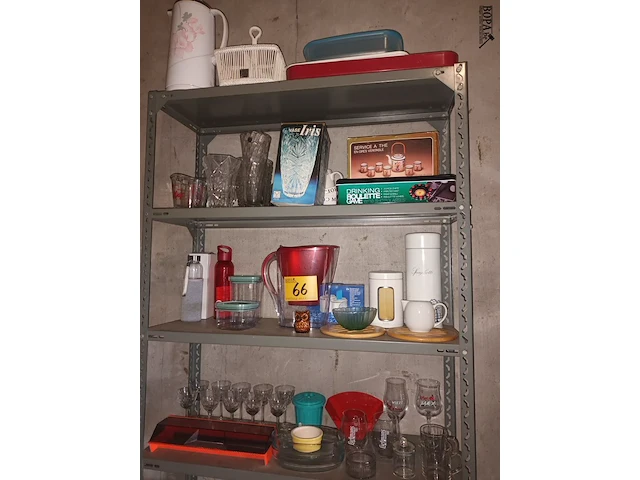 Lot 66 - huisraad. inhoud rek - afbeelding 2 van  5
