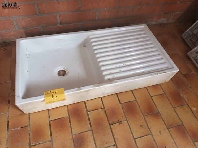 Lot 66 - porseleinen wasbak - afbeelding 1 van  2