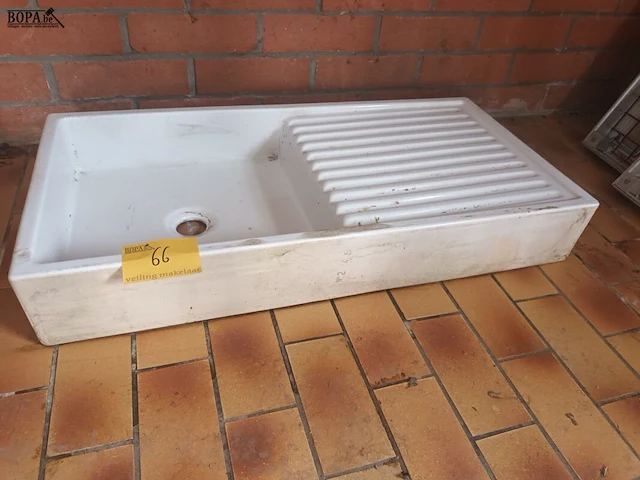 Lot 66 - porseleinen wasbak - afbeelding 2 van  2