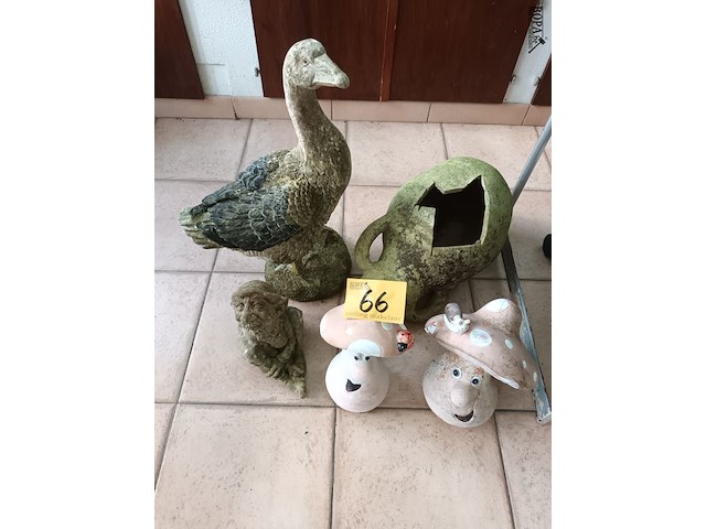 Lot 66 - tuinbeelden. 5 stuks - afbeelding 1 van  4