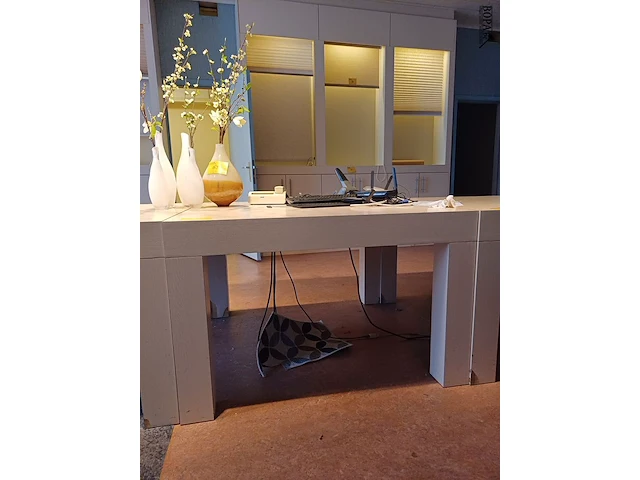 Lot 66 - vierkante tafel - afbeelding 1 van  3
