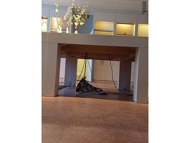 Lot 66 - vierkante tafel - afbeelding 2 van  3